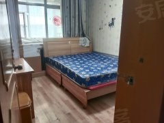 西宁城中长江路房子里，有床衣柜桌子等出租房源真实图片