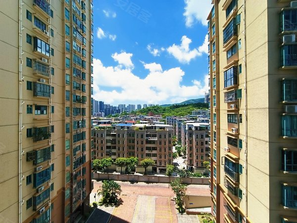 珠海香洲南屏康和花园北山公园旁,近华发商都精装大三房,保养好,拎包