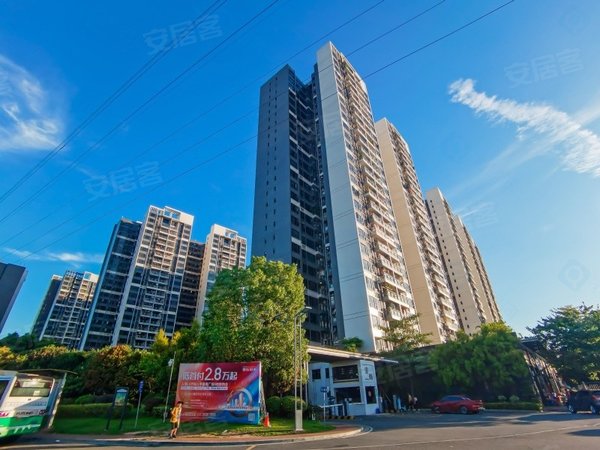 广州番禺番禺广场星尚名玥花园星尚花园靓三房出租,干净整洁,家私家电