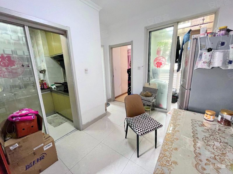 龙岸花园一室一厅简单装修领包入住随时看房可贷款可公积金