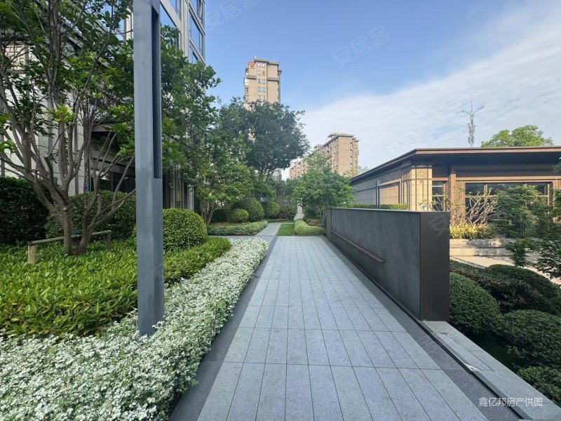 中骏天宸 豪装5房4卫 前后看中庭 一梯一户 带车位两个