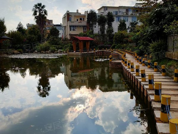 昆明西山滇池度假区滇池卫城蓝溪滇池度假区联排端头别墅 带前后花园