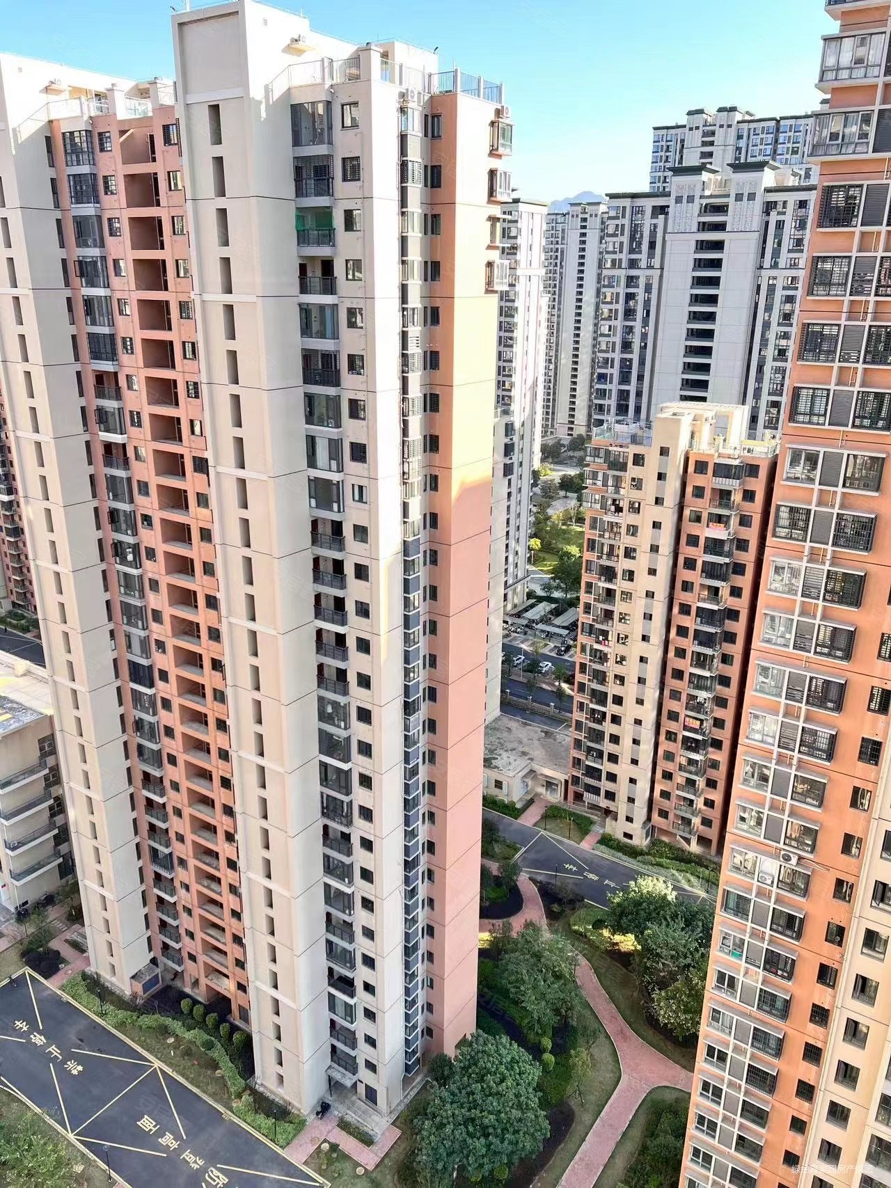 单价12000多龙辉小区朝南精装2房临近万宝广场