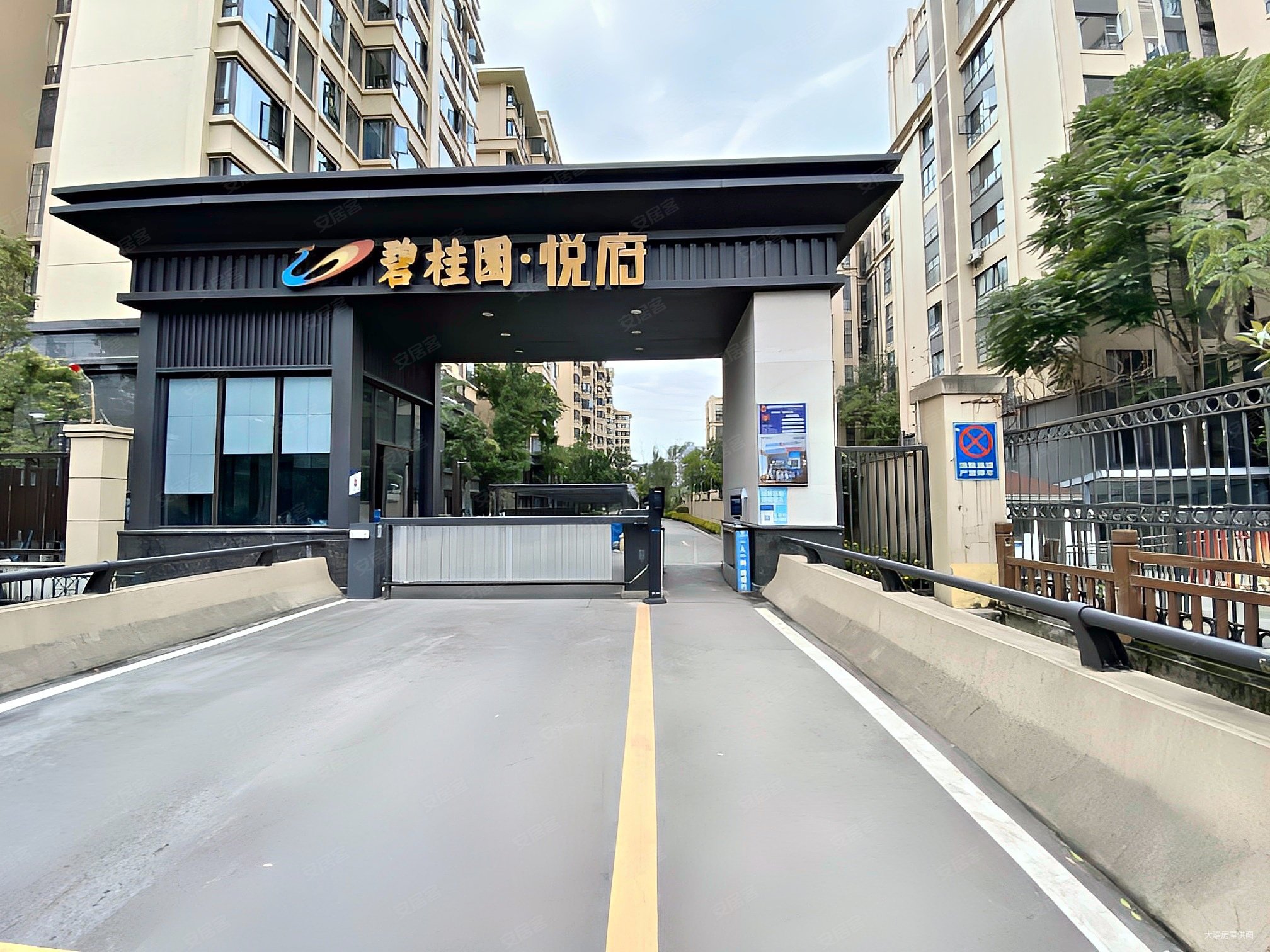 碧桂园物业,精装套三双卫朝南,拎包入住,碧桂园悦府二手房,200万,3室2