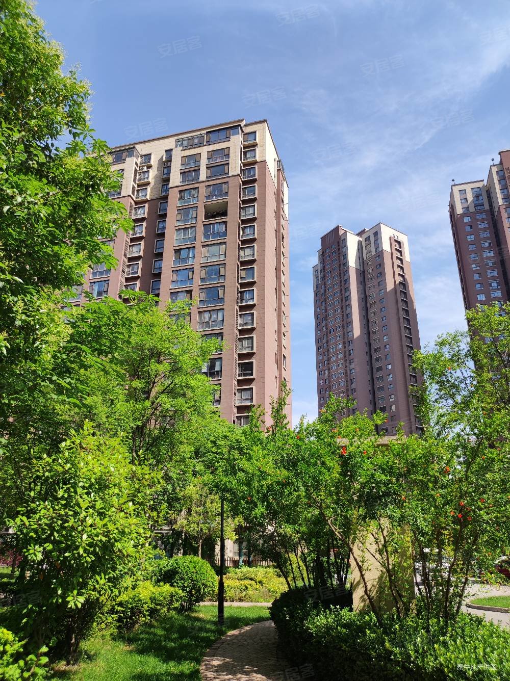 咸阳高新区力高御景湾中间楼层小高层南北通透3室