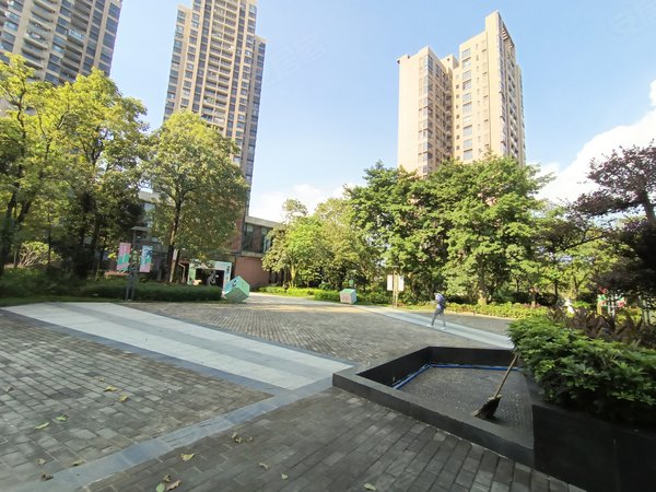 广州花都狮岭班芙小镇班芙小镇 4房2厅 从未租过 家私电器齐全 包物业