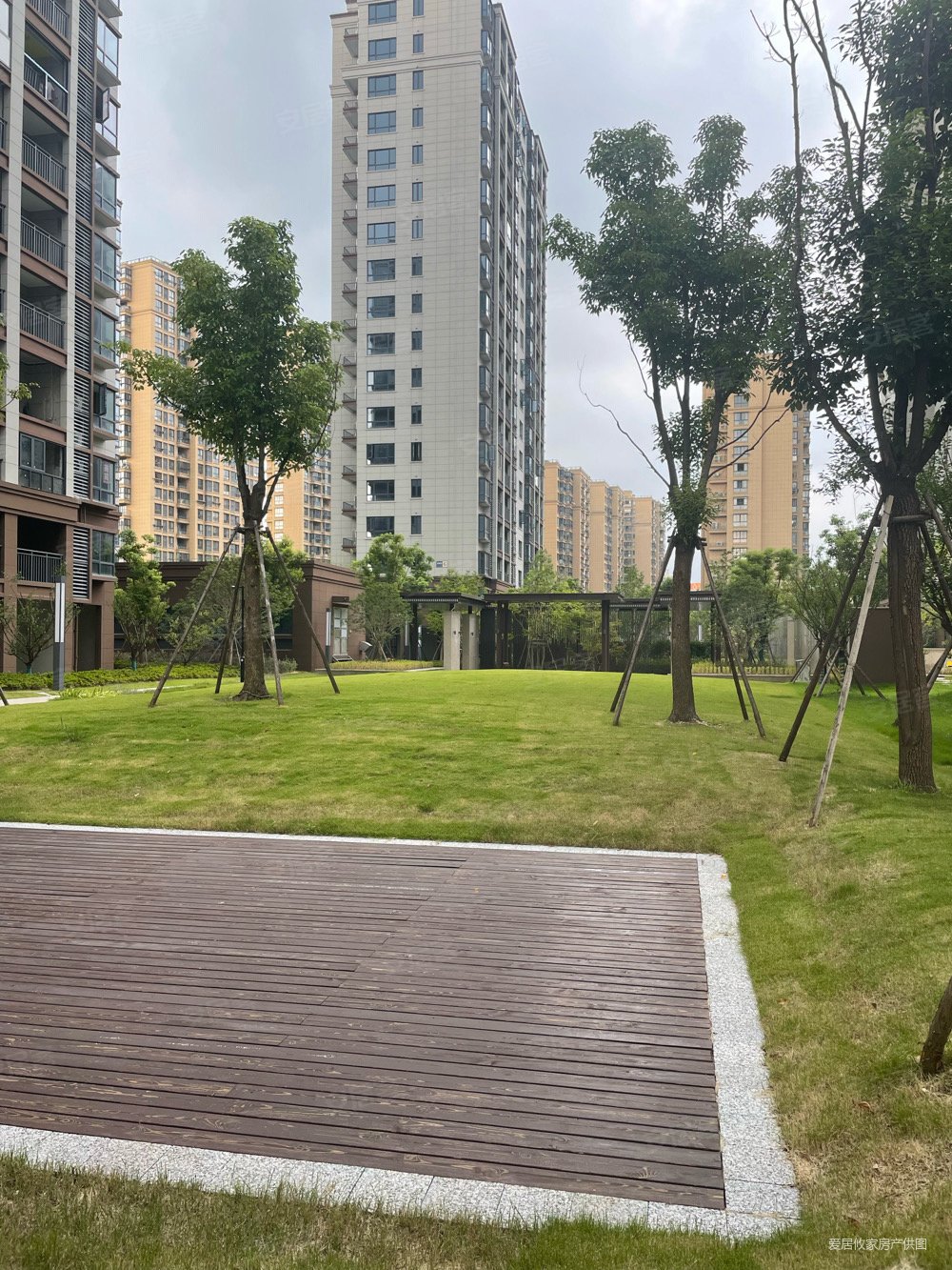 海港城新小区裕和佳苑电梯房全新毛坯68平小2房115万