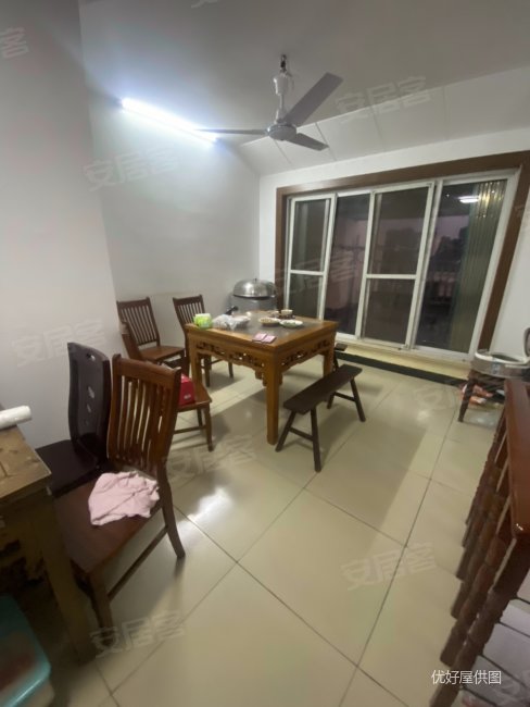 花苑新村顶复满五  带南大露台带车库喜欢这样复试的家人可看