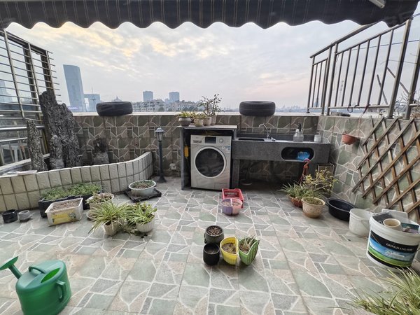 金华金东多湖嘉华佳园金东万达旁电梯一室一厅带大露台适合养宠物民用水电天然气出租房源真实图片