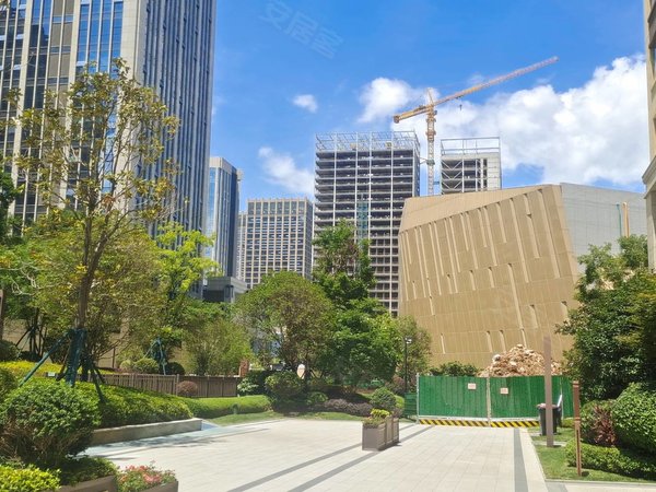 昆明呈贡市政府吾悦首府(西区)呈贡中心地段出门就是地铁口,商场出行