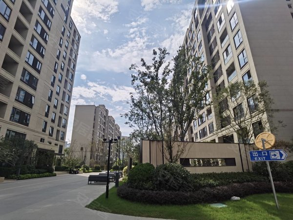 上海浦东临港新城大名城映晖中央空调,飞机户型,高层采光好,家具家电