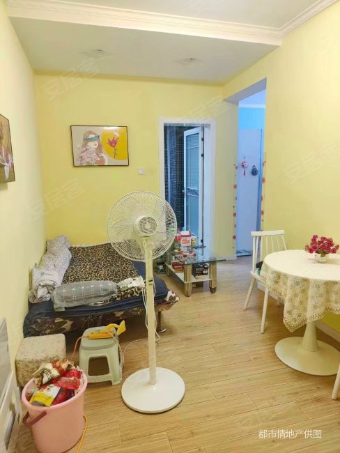 东关南街南口 精装一居室 双气 位置好出行方便可按揭随时看房,乐居