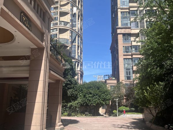 贵阳小河经开区黄河路龙湾国际(二期)龙湾国际(二期) 3室2厅2卫 电梯