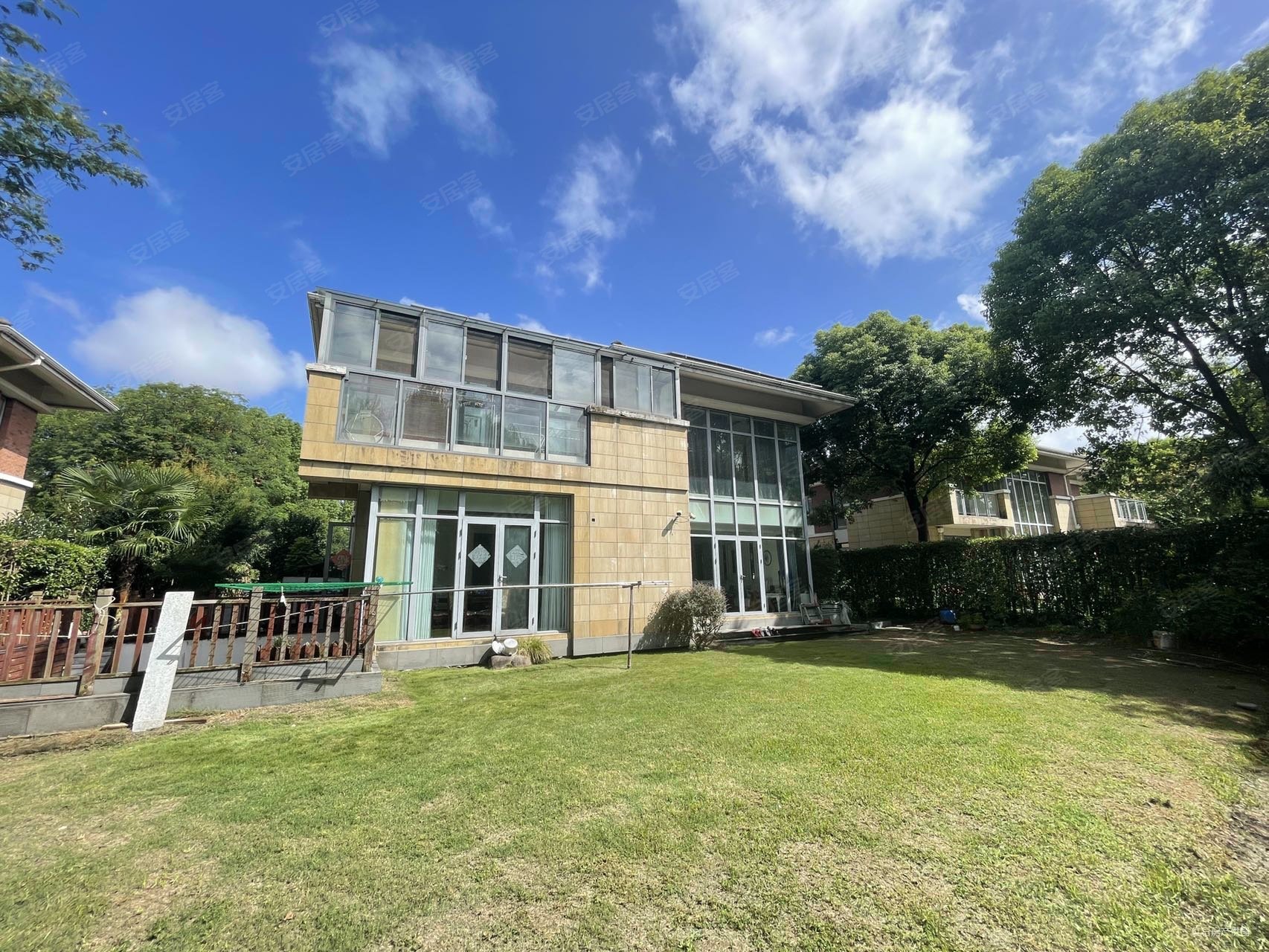 佘山地铁口独栋别墅小区佘山东郡南花园南临水位置精装自住随时看