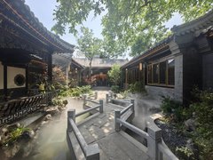 胡同宽敞可进车，门口带两个停车位，坐标安定门鼓楼附近琉璃寺胡