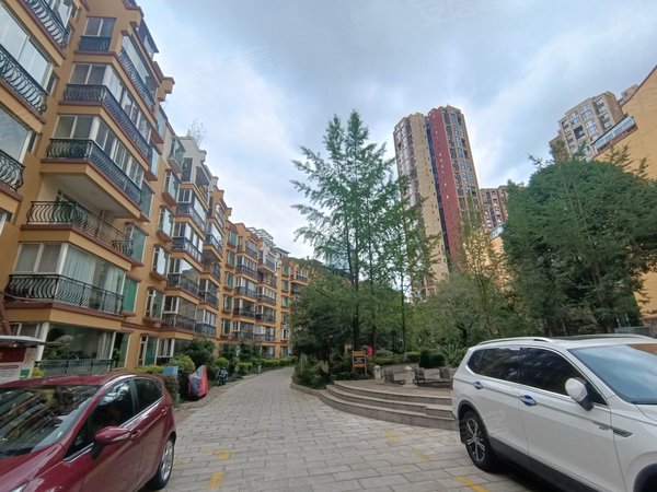 昆明盘龙白龙路片区白龙花苑白龙花苑 三室两厅一卫 该房装修清爽明亮