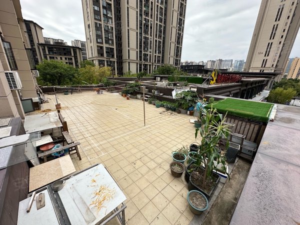 龙岩新罗万达建发首院万达高端小区,带两个非常大的露台,少有的户型