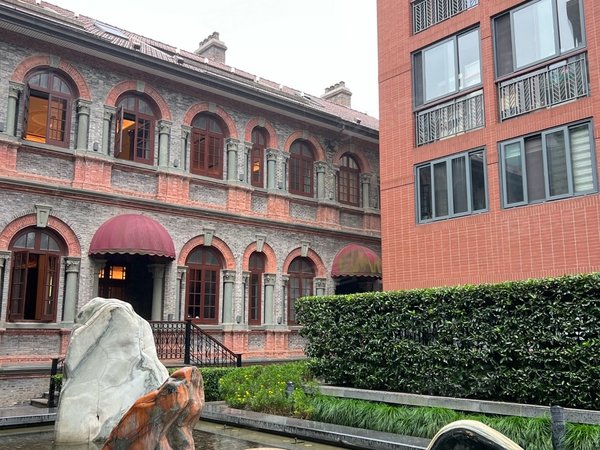 上海黄浦淮海中路思南公馆东苑复兴公园思南文艺区,小区中央次顶楼