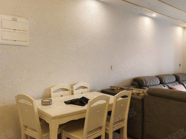 凉山西昌西客站泸川苑西部新城，电梯套三，装修温馨，带家具家电，可短租，可半年付出租房源真实图片