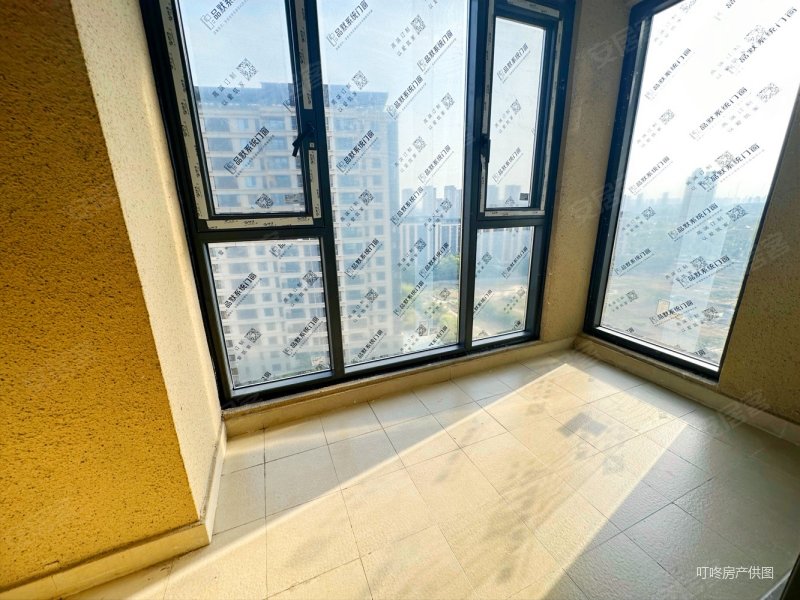 (精装小三房 送家具家电)中间好楼层 星联御象湖