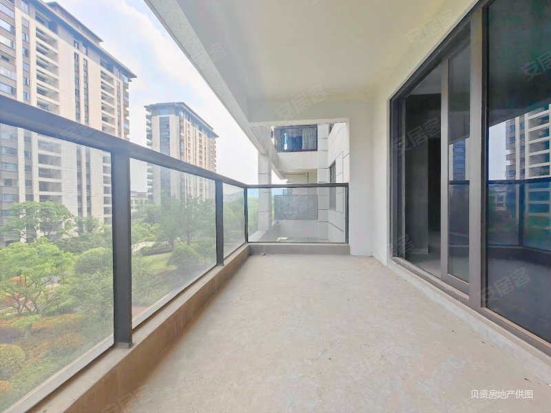 春天学府!  大五房全天采光!两梯两户带车位!业主诚心出售!