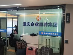 重庆沙坪坝大学城陈家桥轻轨附近，精装修办公，带全套办公家具，可注册营业执照出租房源真实图片