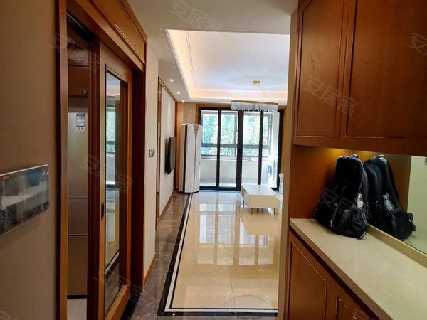 镇江润州镇江万达中海润江府万达苏宁新政府旁南徐恒大火车对面中海