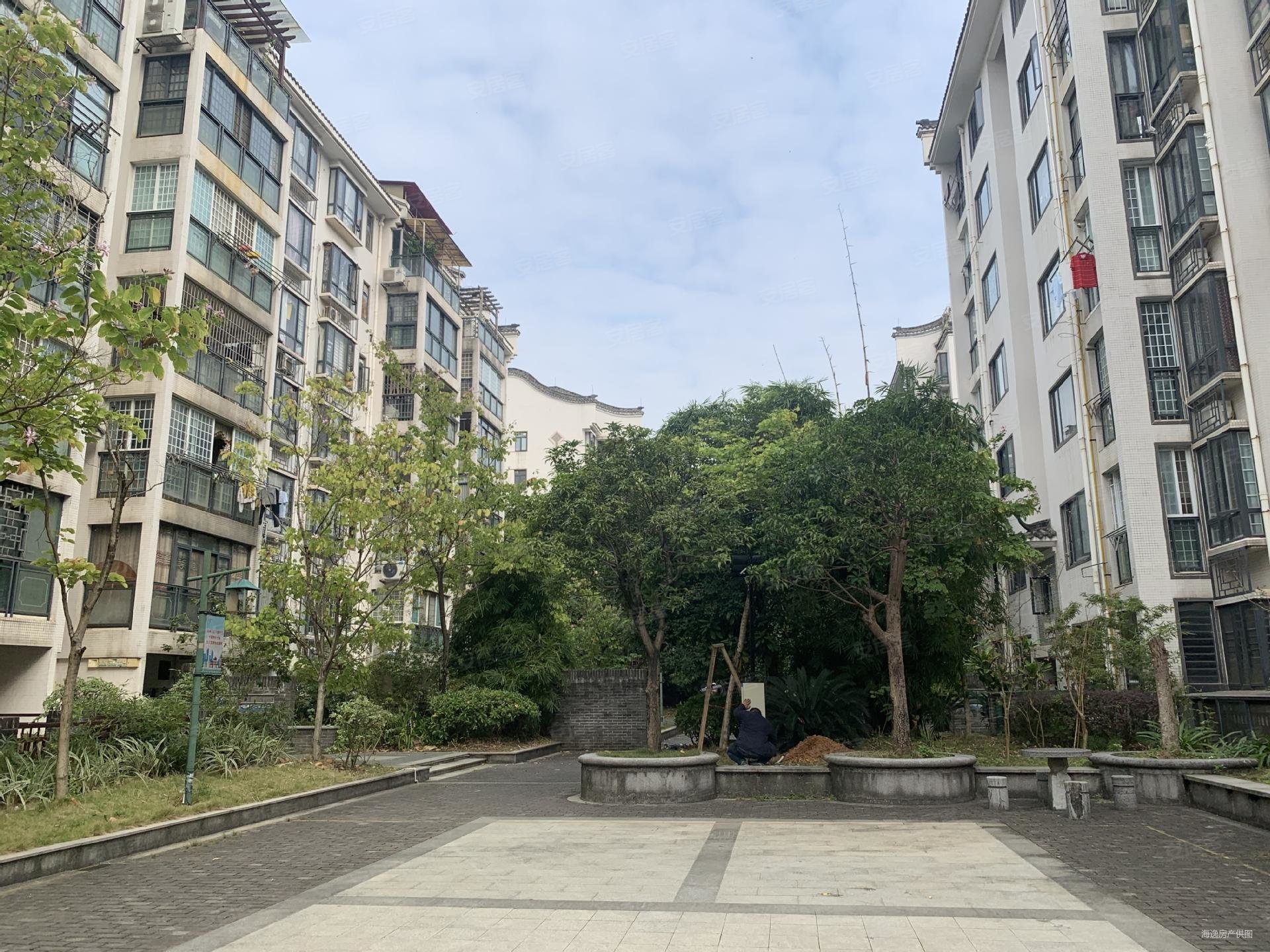 兴佳清华坊4室2厅2卫155.26㎡南北180万