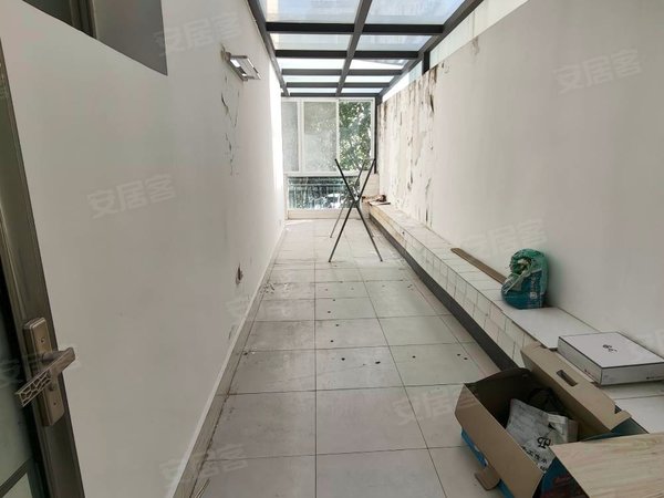 西山区碧鸡广场肿瘤医院玖悦府对面带前后围着的露台