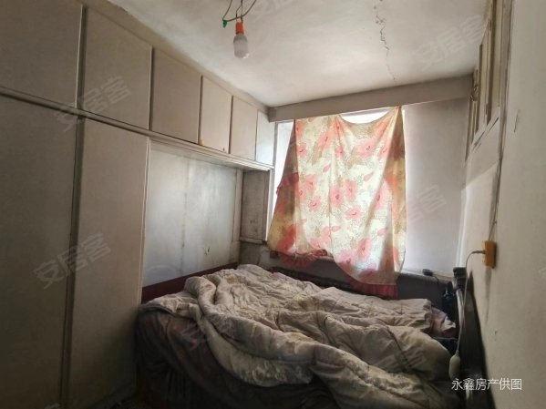 新建街10号楼1室2厅1卫50㎡南北4万