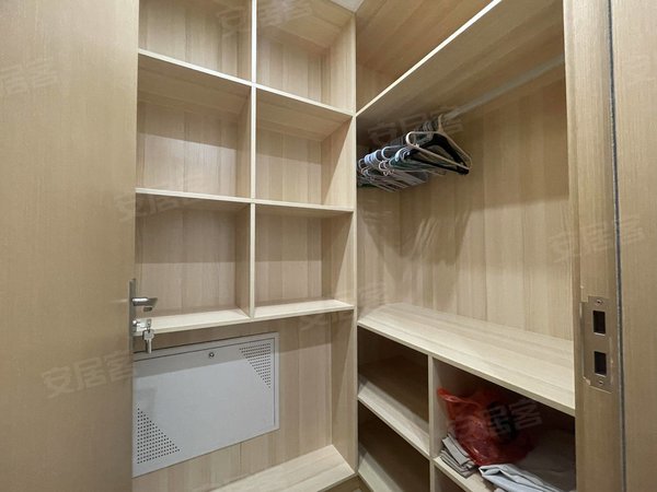 南昌西湖云飞路世纪朝阳中央城12月9日实拍，豪装中央城，房源齐全，随时看。近朝阳万达珠市出租房源真实图片