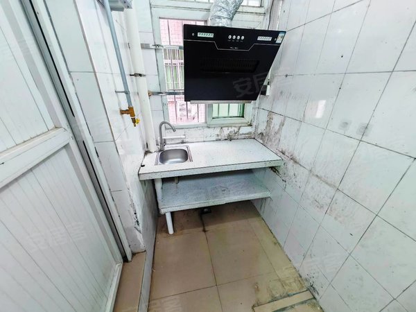 深圳宝安石岩应人石新村应人石新村,大一房一厅,带阳台通燃气,厨卫