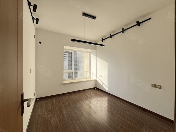 烟台福山福新中梁首府壹号靠近开发区,尚德旁,中梁首府壹号精装三室,两个空调,有车位出租房源真实图片