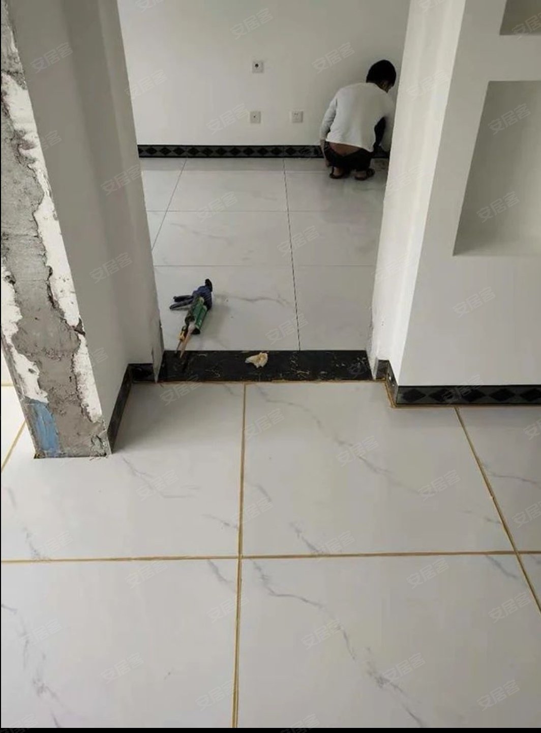 事后工人还在找借口呢:对缝需要切割瓷砖