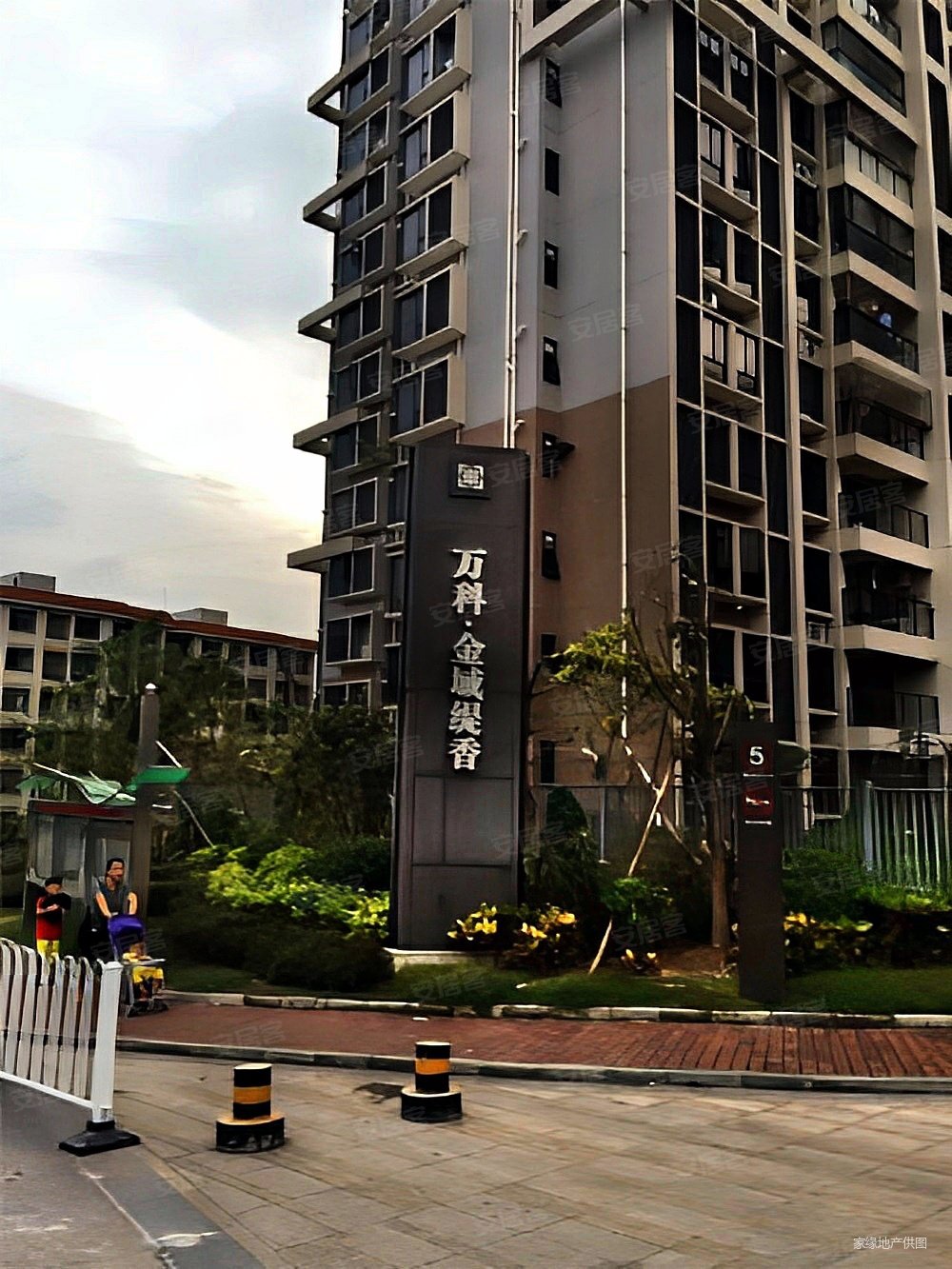 11中16小万科金域缇香精装电梯三房售216万