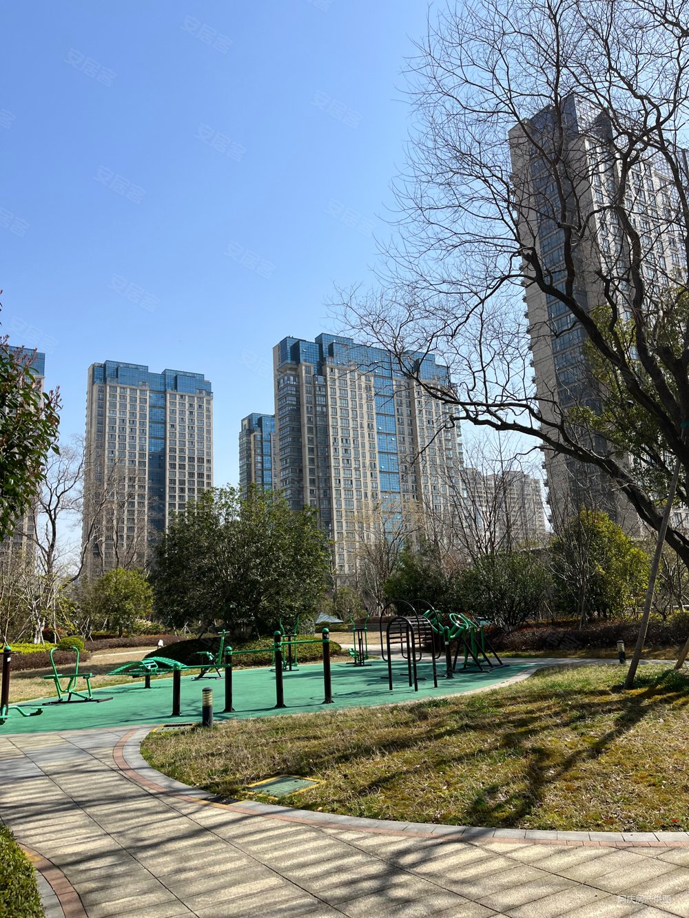 城东优湖美地湖景房13楼毛胚3室2厅两卫122平248万