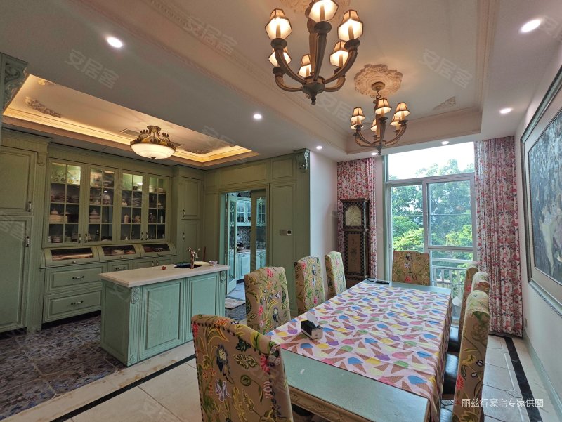 万象天地的双拼别墅!8房格局!美式风格装修保养  好