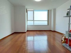 沂源城区佳惠新天地蓝海loft公寓，南向公寓有冰箱洗衣机空调和床出租房源真实图片