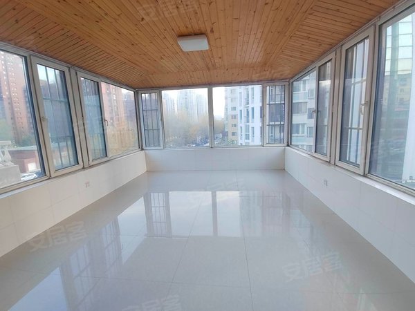 沈阳于洪怒江北街加州花园(别墅)二环内  精装修  停车方便  加州花园