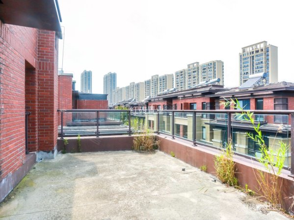 湖畔樾山联排边户大花园带三个车位急售能谈