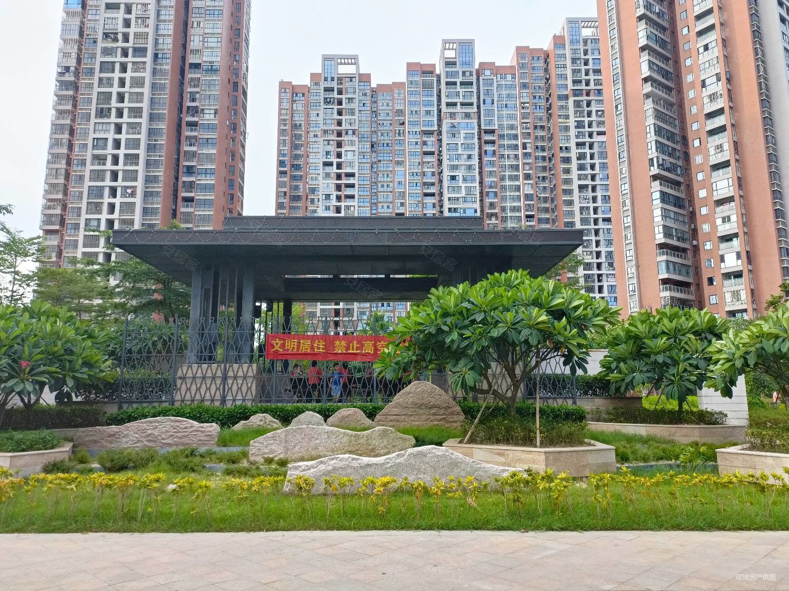 绿创山语城3室2厅2卫112.63㎡东南175万