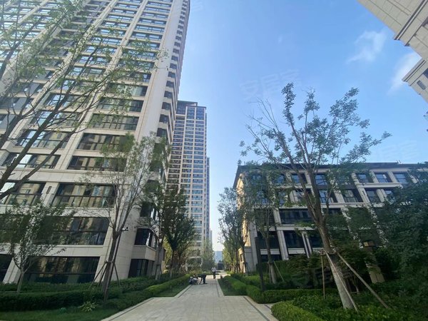 青岛崂山高科园华新园东宸府东宸府精装空房出租 瓷地板 近地铁 中央