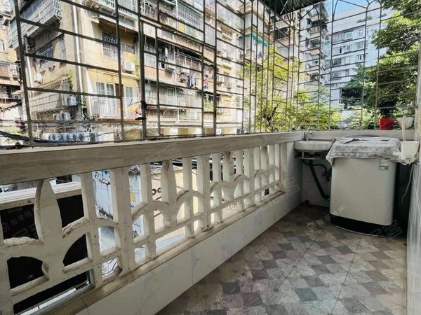 中华广场楼梯二楼有阳台省医中山医口腔医院采光好