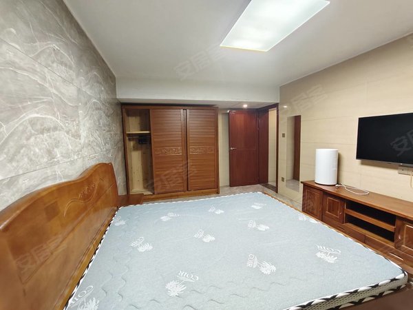 桂林象山中山南路彰泰鸣翠新城万象城旁彰泰鸣翠新都带院子拎包入住!出租1000元月出租房源真实图片