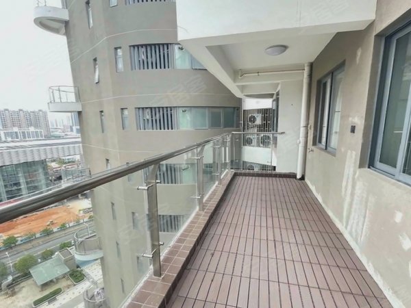 深圳龙华民治润达圆庭超值优惠! 润达圆庭 5室,装修不错,有家具的!