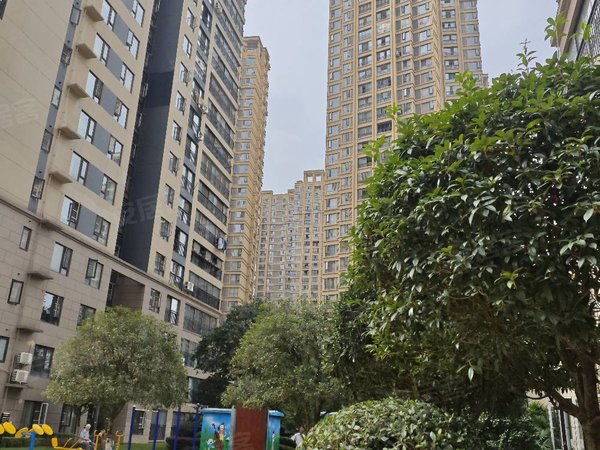 贵阳小河经开区长江路恒大翡翠华庭长江路 地铁口 恒大翡翠华庭 二房出租 拎包入住 家具齐全出租房源真实图片