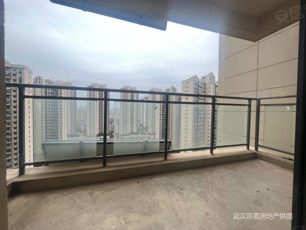 汤逊湖边 证满富丽金澜湾   中间楼层 三室两厅 清水毛坯