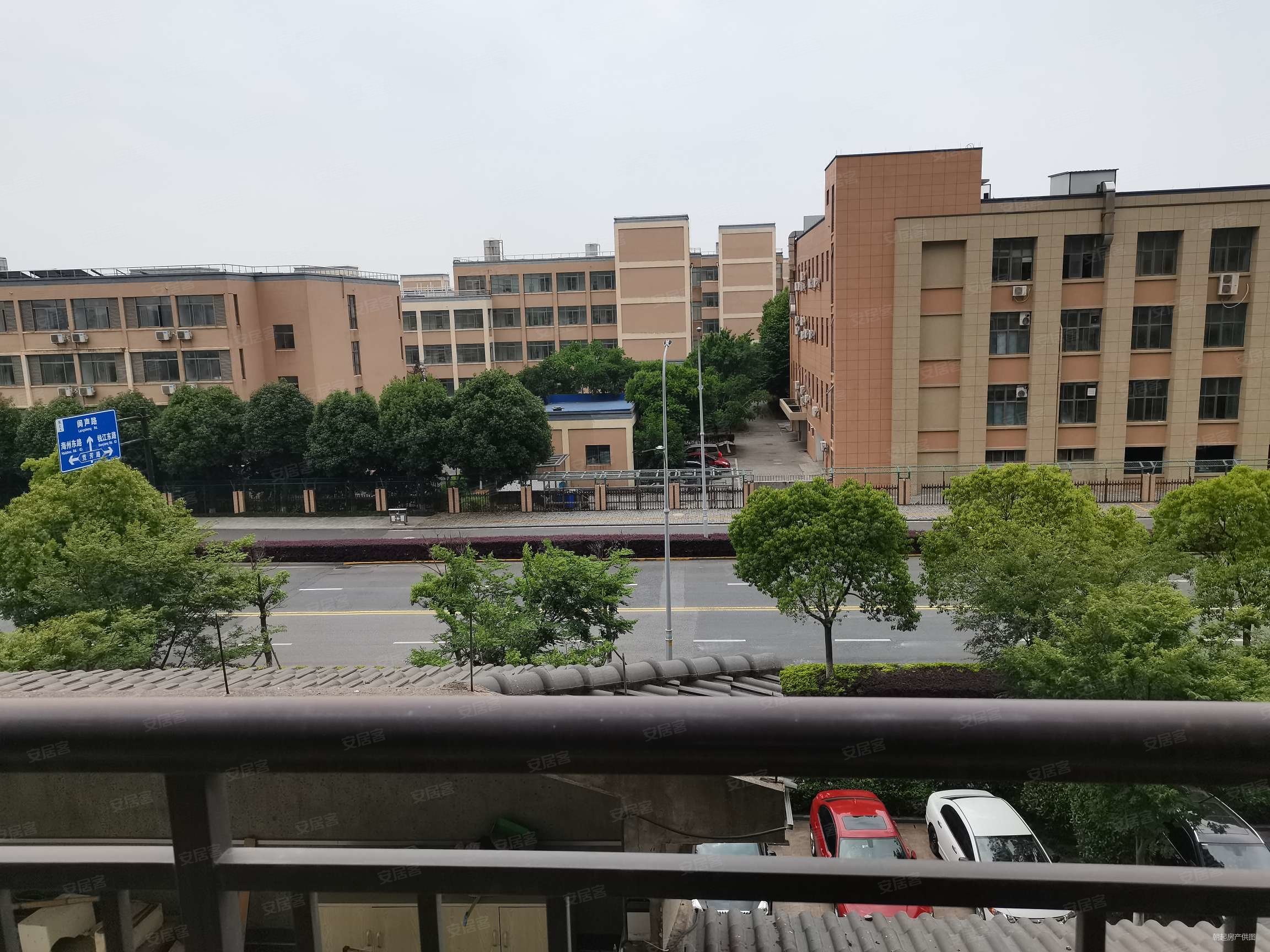 海宁市区房龄新近医院刚需小三居交通便捷临地铁