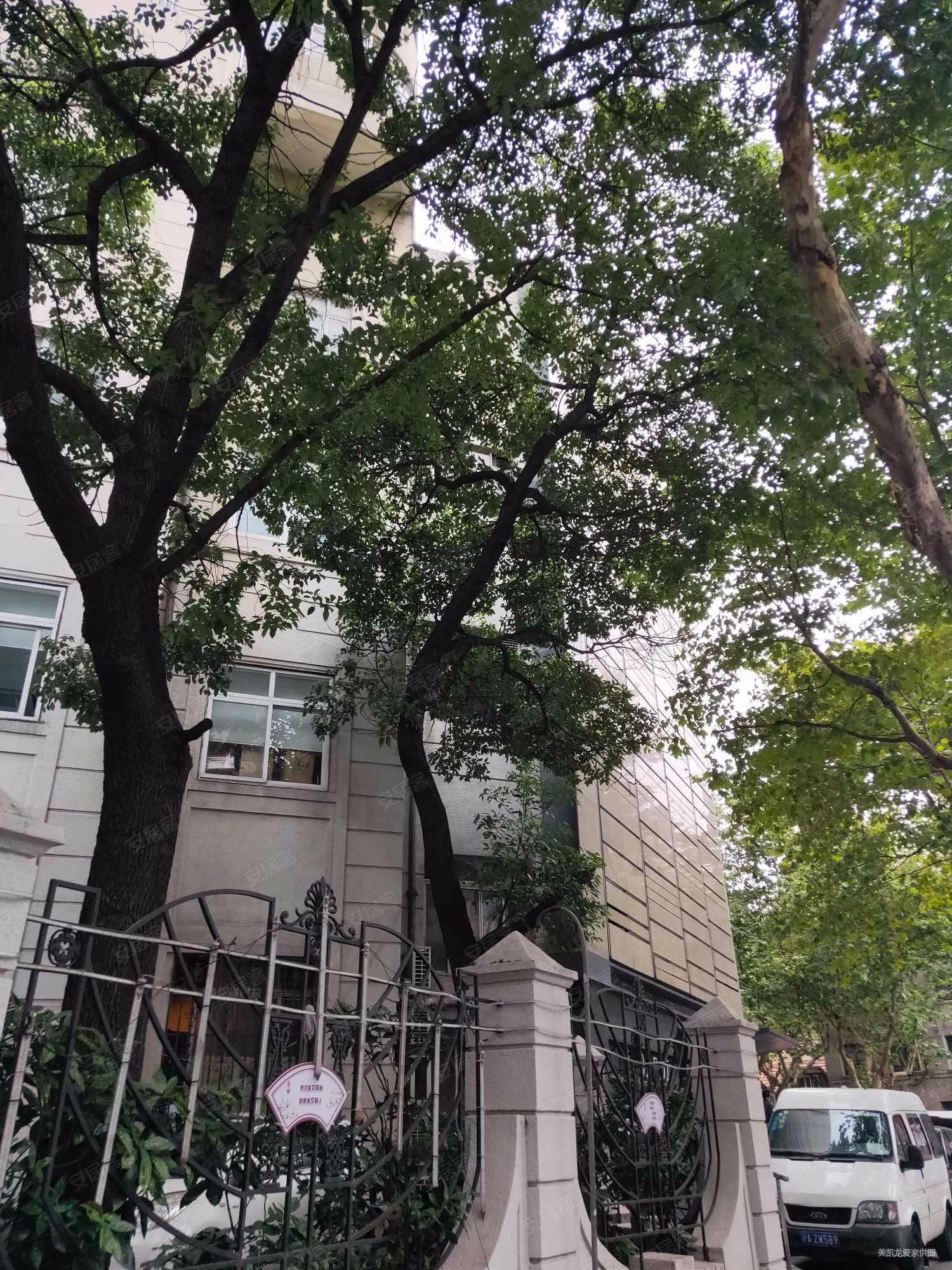 经纬公寓3室2厅2卫180㎡南2103万