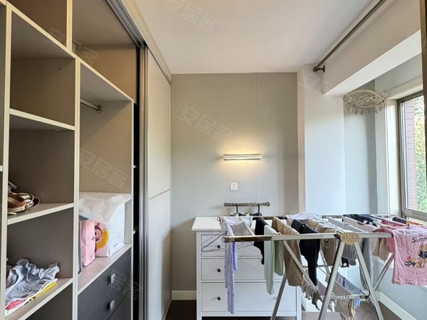 包头稀土高新区滨河大厦水岸花都水岸花都 300平精装叠拼别墅 带车库 带80平小院 拎包住出租房源真实图片